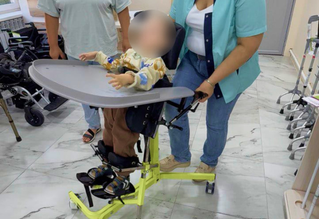 «Точка опоры» продолжает поддерживать забайкальцев в подборе средств реабилитации: мы помогли ребенку получить две функциональные коляски фирмы Patron по электронному сертификату Социального